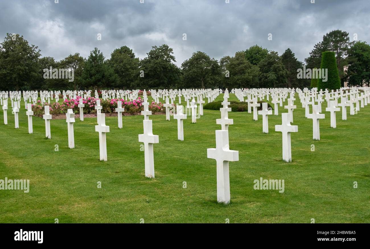 Colleville sur Mer, Francia - 5 de agosto de 2021: Cementerio Americano bordeado de cruces en Corlleville Sur Mer, un cementerio de la Segunda Guerra Mundial que honra a los americanos Foto de stock