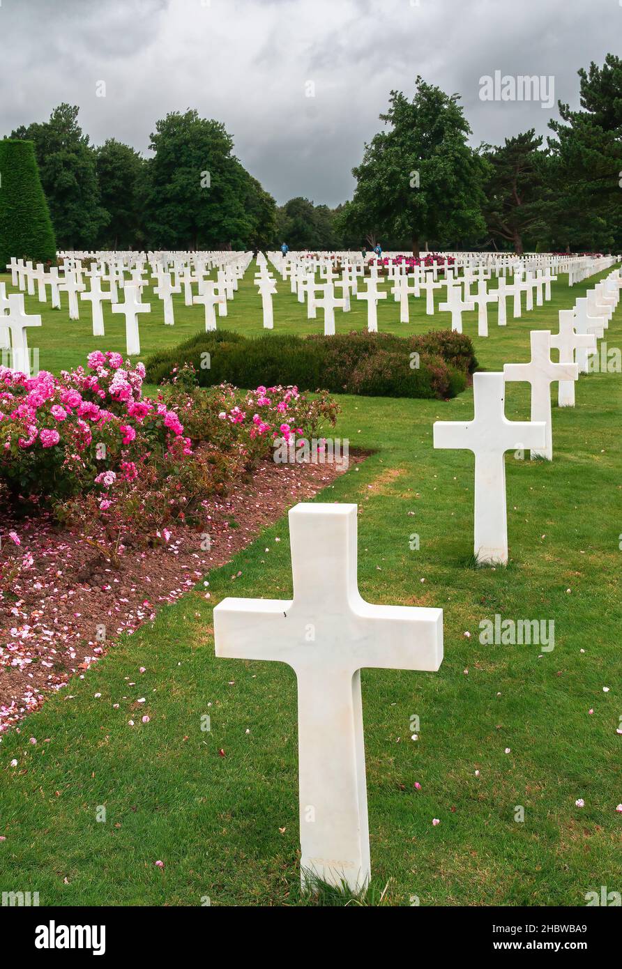 Colleville sur Mer, Francia - 5 de agosto de 2021: Cementerio Americano bordeado de cruces en Corlleville Sur Mer, un cementerio de la Segunda Guerra Mundial que honra a los americanos Foto de stock