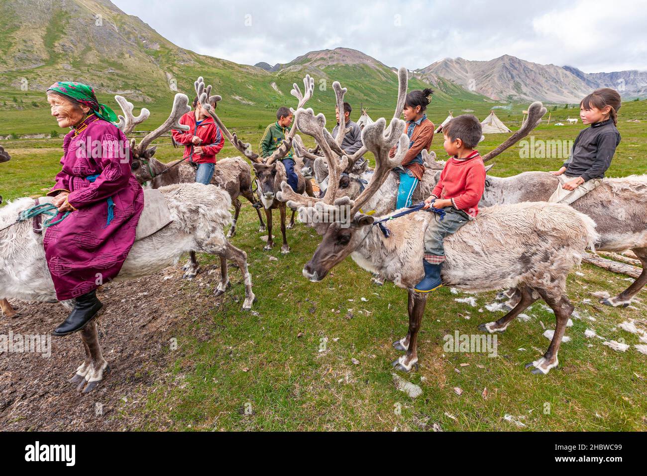 Comunidad turca de pastores de renos semomádicos que viven en la provincia más septentrional de Mongolia Foto de stock