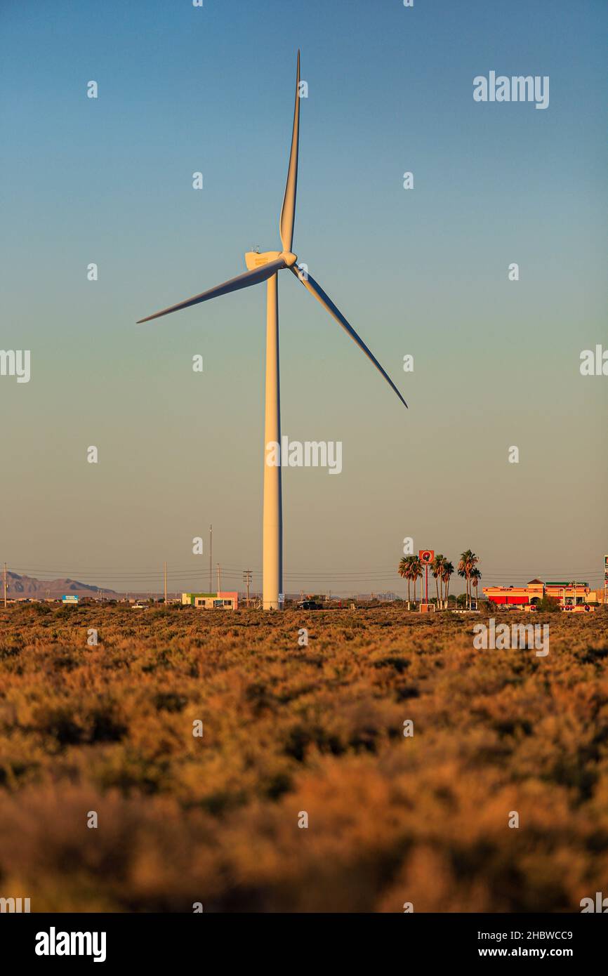 Generador de energía eólica en un valle desértico en Puerto Peñasco,  México. Sonoran Desert palas de una turbina eólica en energía eléctrica, generador  eléctrico movido por una turbina impulsada por el viento,