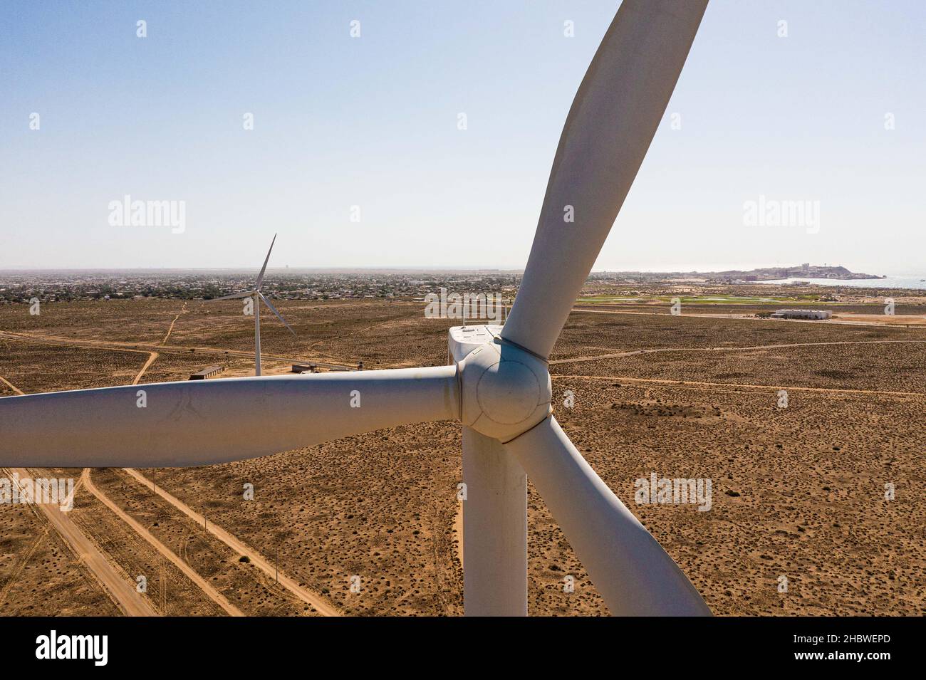 Molinos Vista aérea de un generador de energía eólica en un valle desértico  en Puerto Peñasco, México. Sonoran Desert palas de un aerogenerador en  energía eléctrica, generador eléctrico movido por un aerogenerador