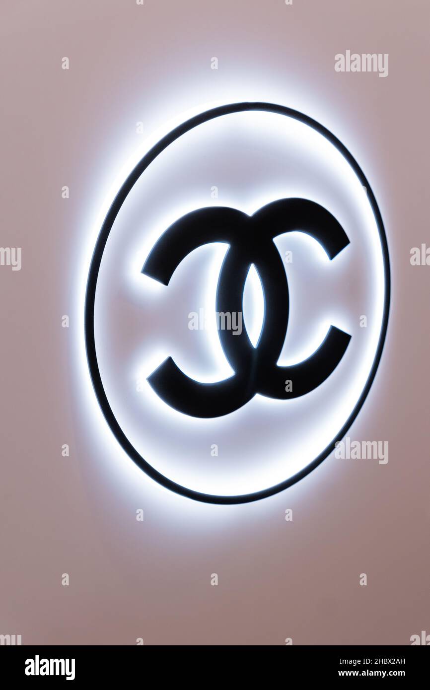 Moscú, Rusia - 20 de diciembre de 2021 - Chanel logo delante de la boutique  de moda en