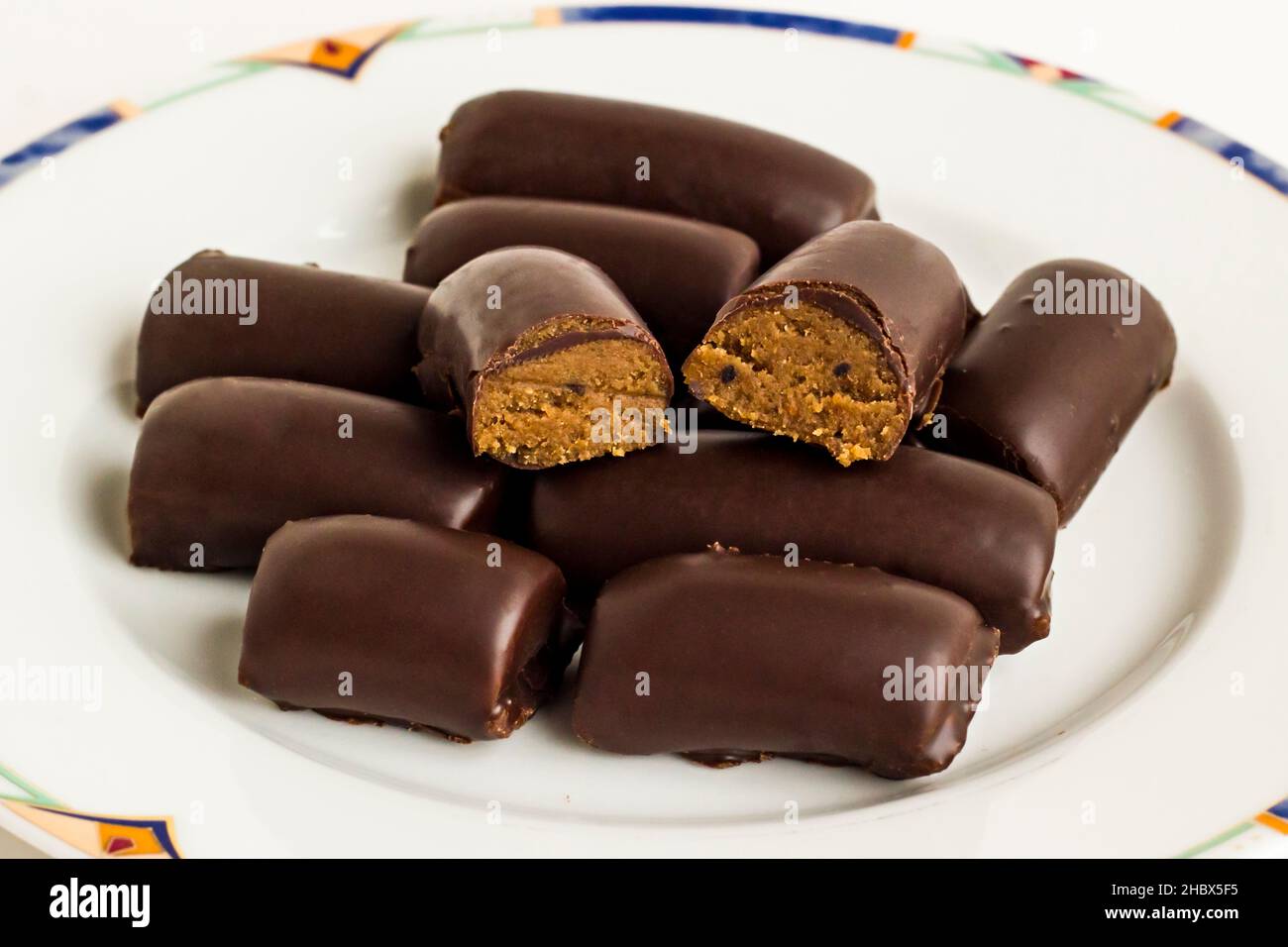 Castañas cubiertas de chocolate turco tradicional Postre de puré en el  plato blanco cortado Fotografía de stock - Alamy