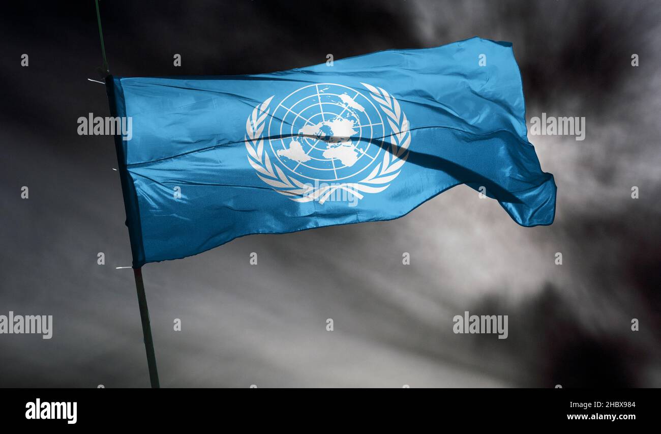 Bandera de las Naciones Unidas en el frente de la sede de la ONU en Nueva York Foto de stock