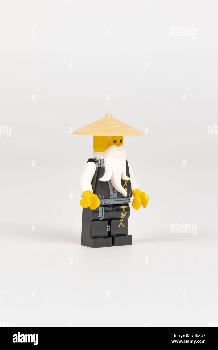 Ekaterimburgo. Rusia. 04.08.2021. El héroe del juguete Maestro Wu en un  kimono negro y un sombrero de paja de un conjunto de Lego ninjago sobre un  fondo blanco. Primer plano. se Fotografía