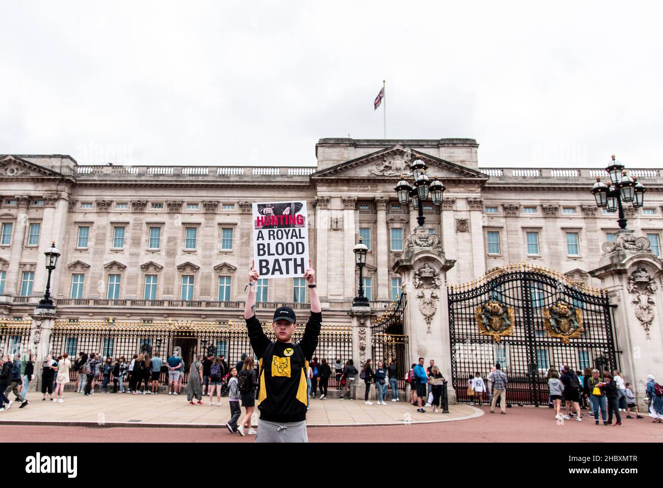 Protesta de rebelión de animales frente al Palacio de Buckingham  sosteniendo un cartel diciendo Caza A un baño real de sangre - Londres 2021  Fotografía de stock - Alamy