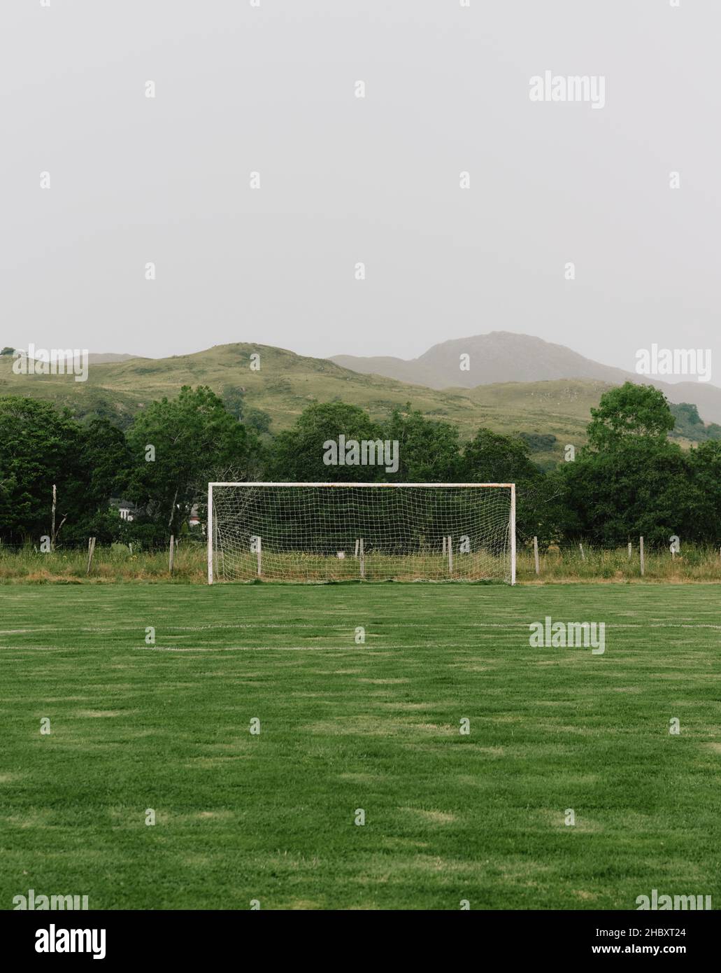 Un campo de fútbol vacío y solitario en el remoto paisaje rural de West Highland de Glenelg, Escocia Reino Unido - paisaje de fútbol vacío Foto de stock