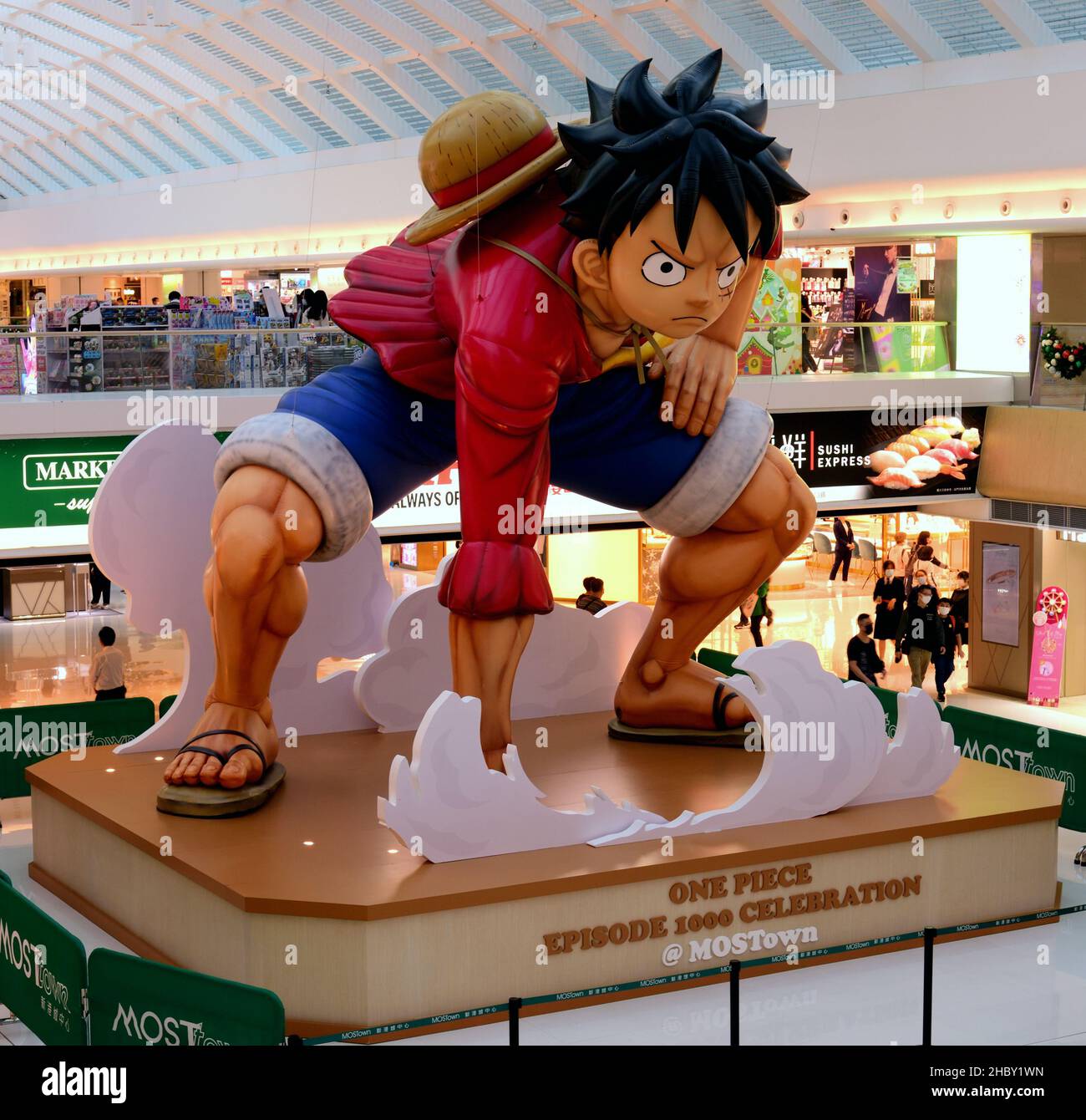 En el podio dentro de una galería comercial se muestra una figura inflable de Luffy, el protagonista del manga japonés One Piece Foto de stock