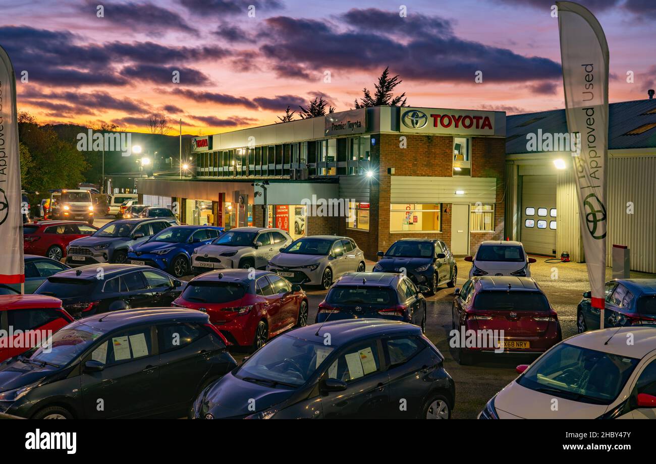 Premier Toyota, concesionario de automóviles en Llandudno Junction, Gales del Norte, en noviembre de 2021. Foto de stock