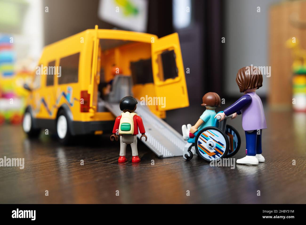 transporte en autobús escolar para niños discapacitados en concepto de silla de ruedas Foto de stock