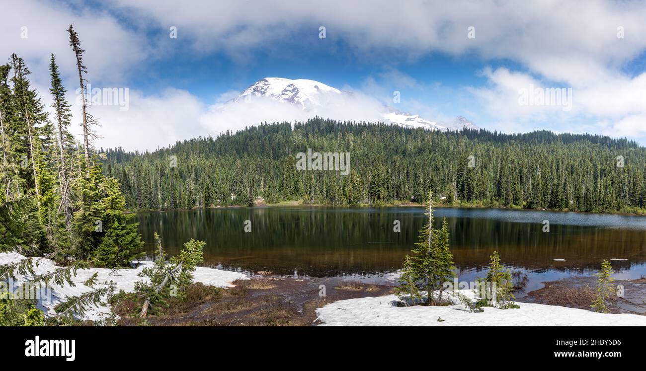 El pico del Monte Rainier en el Parque Nacional del Monte Rainier, Washington Foto de stock
