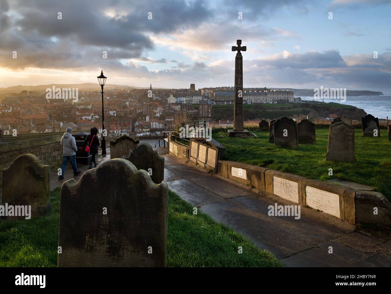La vista desde el cementerio de St Mary al otro lado del puerto hasta el West Cliff, Whitby, North Yorkshire, Reino Unido. Foto de stock