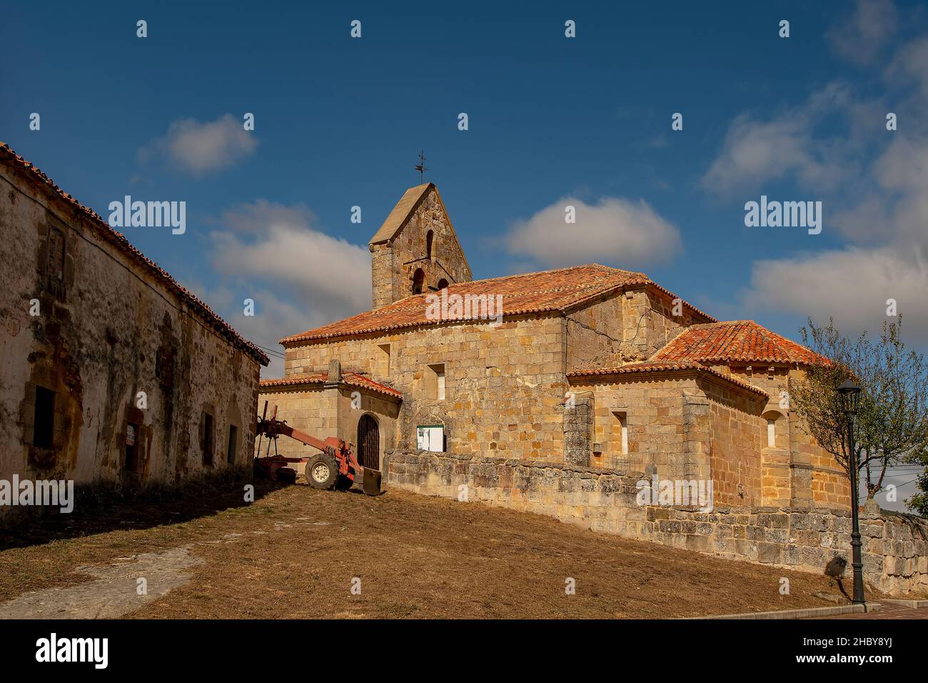Iglesia románica de San Martín de Valdelomar Fotografía de stock Alamy