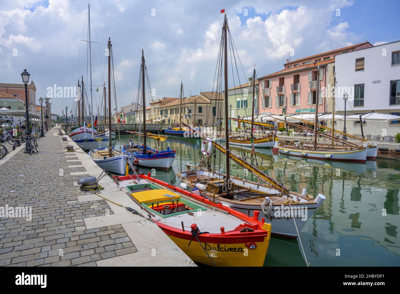 Antiguos barcos de vela en el puerto de Cesenatico, provincia de Forli-Cesena, Italia, previsto por Leonardo da Vinci Foto de stock
