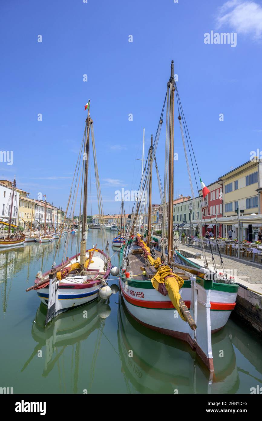 Antiguos barcos de vela en el puerto de Cesenatico, provincia de Forli-Cesena, Italia, previsto por Leonardo da Vinci Foto de stock