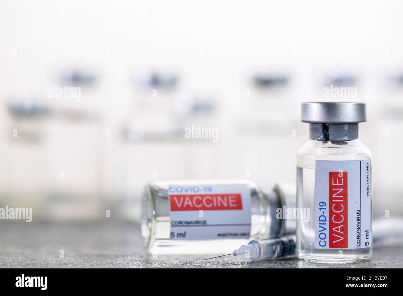 Frasco de vacuna de 5 ml para preparar, enviar al hospital. Dosis de vacunación para la inyección a las personas prevenir el coronavirus. Foto de stock