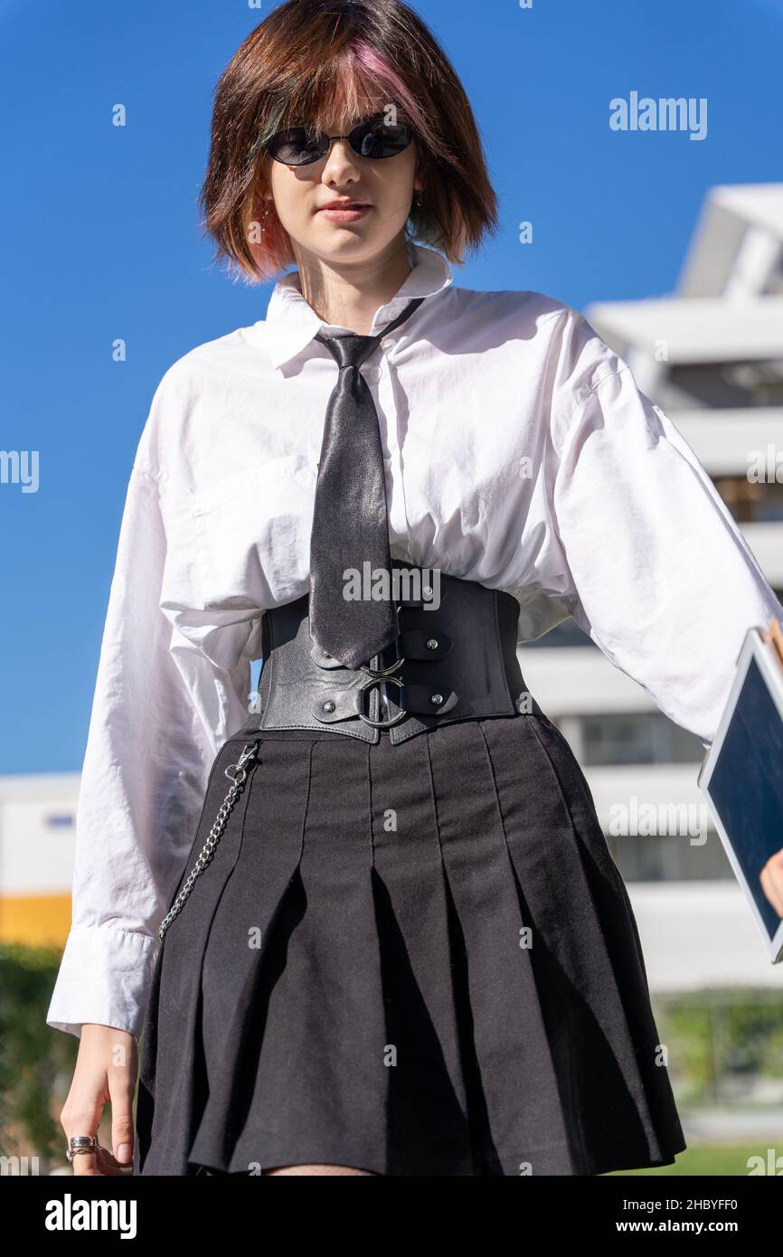 vista de primer plano de la mujer en camisa, corbata y falda caminando  hacia delante, retrato vertical, vista desde abajo Fotografía de stock -  Alamy