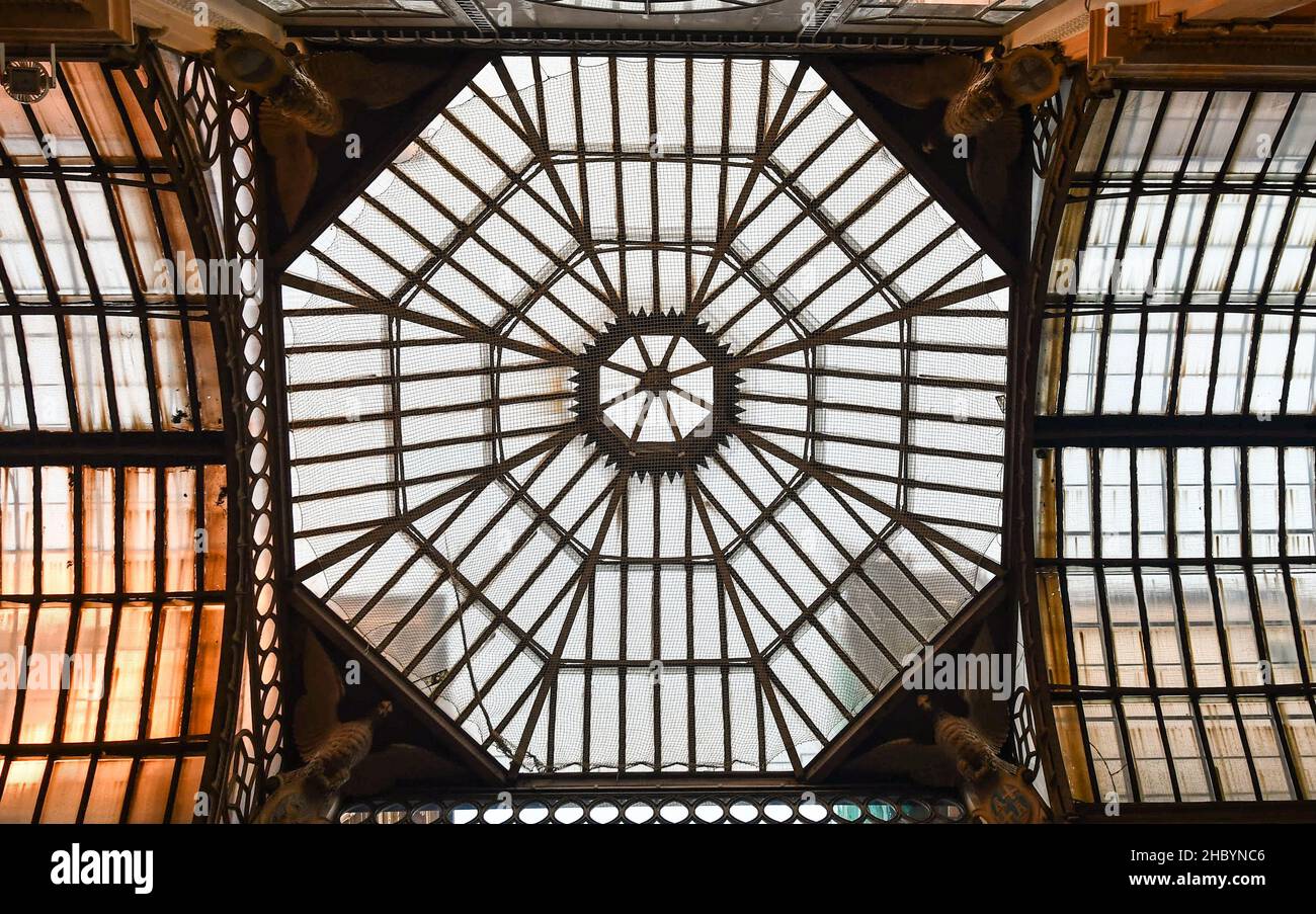 Vista desde abajo de la cúpula vidriada de la Galleria Giuseppe Mazzini (1880), Génova, Liguria, Italia Foto de stock
