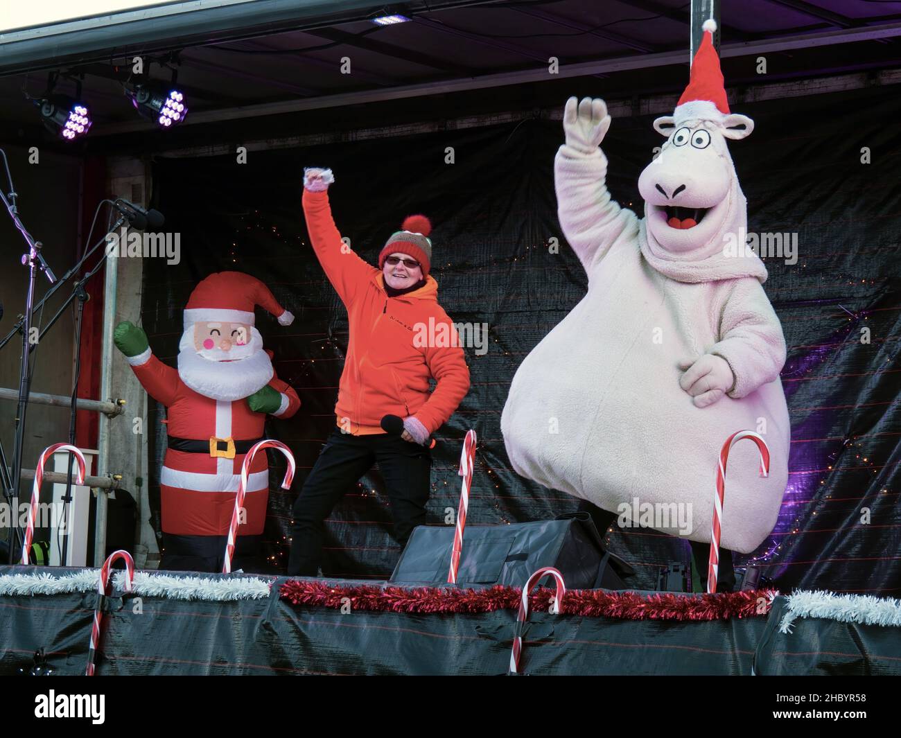 BIDEFORD, DEVON, INGLATERRA - 5 DE DICIEMBRE de 2021: Santa y amigos bailando en el escenario durante la celebración de las luces de Navidad 2021 en el muelle. Foto de stock