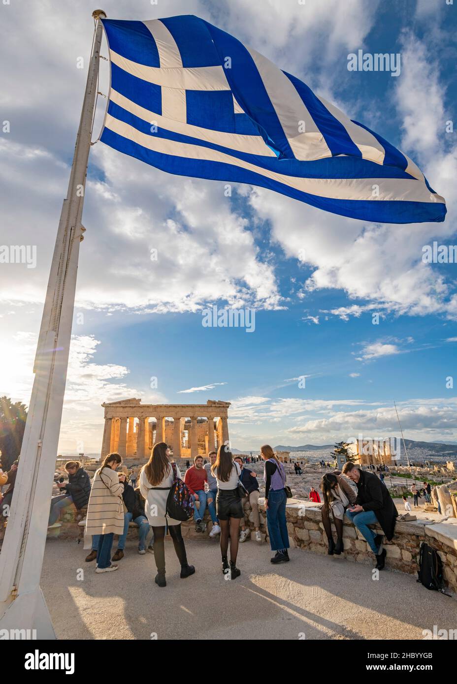 Vista vertical del Partenón, también conocida como la Acrópolis en Atenas, Grecia. Foto de stock