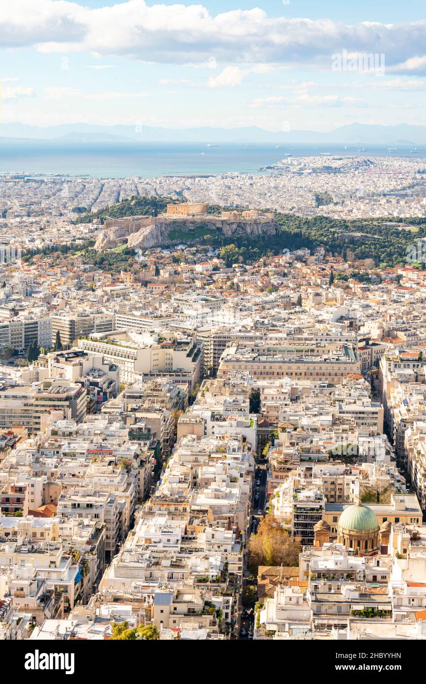 Paisaje urbano aéreo vertical de la Acrópolis y la ciudad de Atenas desde el pico más alto de la colina de Lycabettus, Grecia. Foto de stock