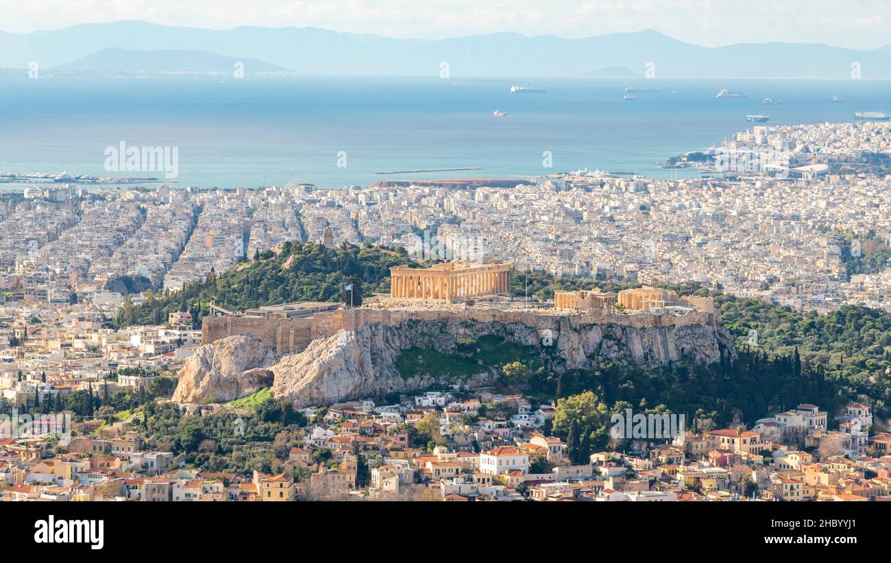 Vista aérea horizontal de la Acrópolis y la ciudad de Atenas desde el pico más alto de la colina de Lycabettus, Grecia. Foto de stock