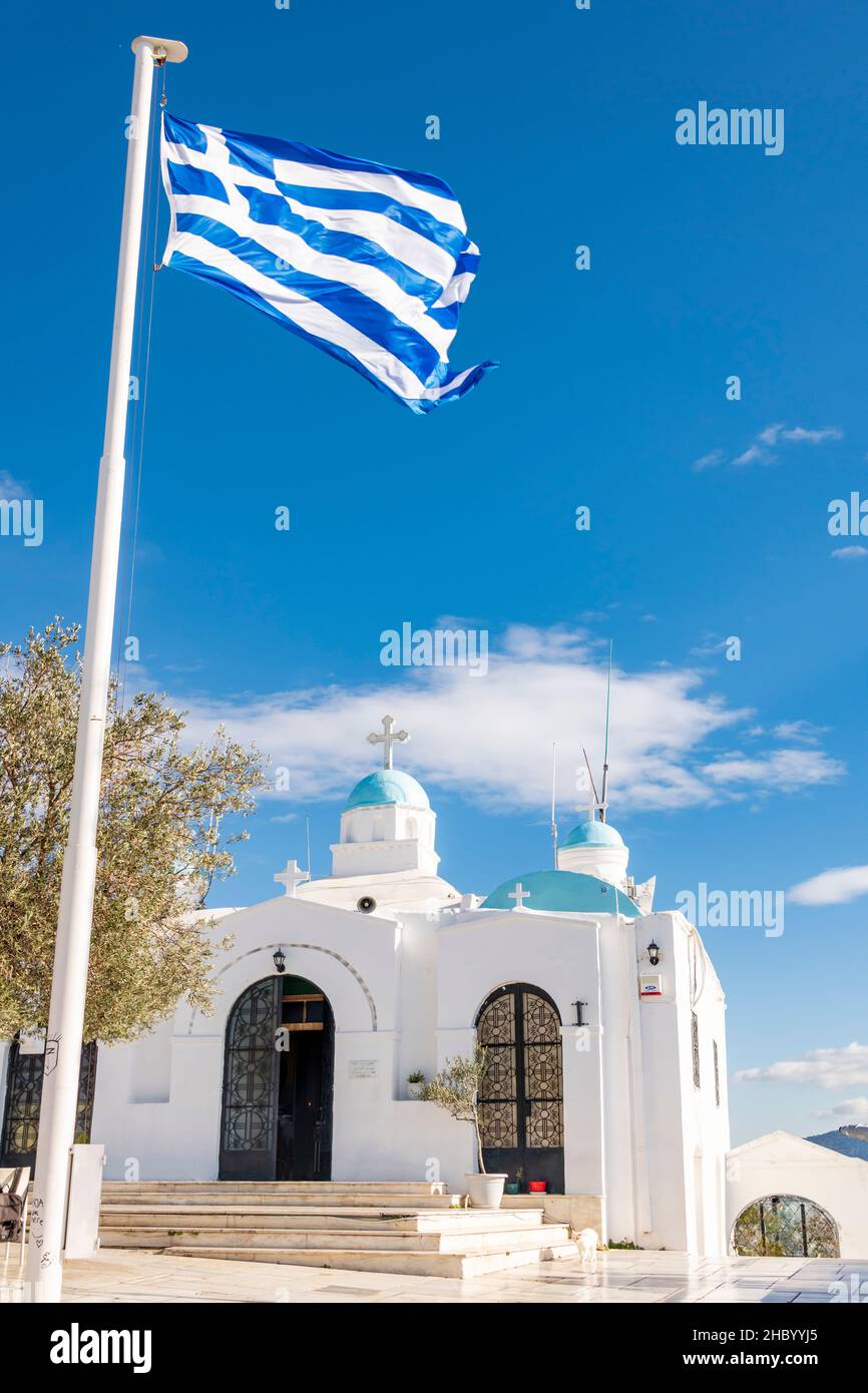 Vista vertical de la iglesia de San Jorge Agios Georgious en la colina de Lycabettus en Atenas, Grecia. Foto de stock