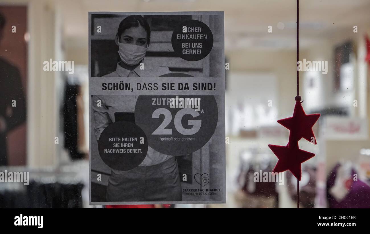 2G Corona señal de advertencia en una tienda en Alemania Foto de stock