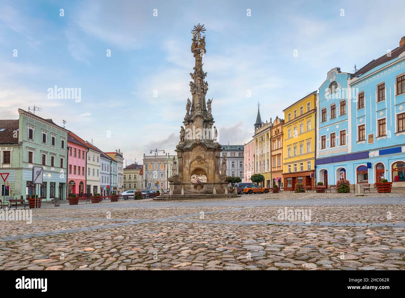 Jindrichuv Hradec, República Checa - Plaza Miru con la columna de la Santísima Trinidad en el casco antiguo Foto de stock