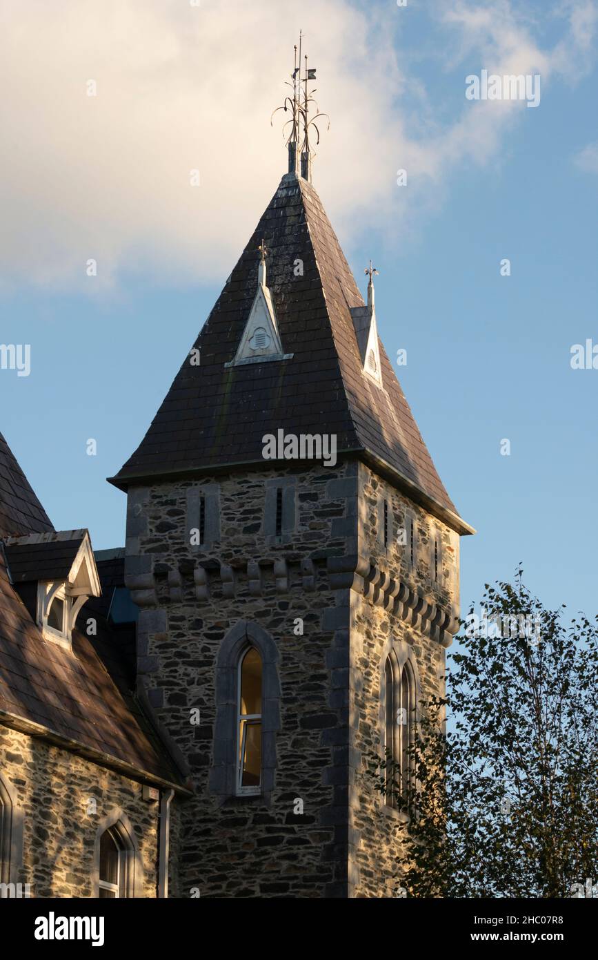 Detalle arquitectónico gótico en la casa del presbiterio o clero diocesano católico romano de Santa María en Killarney, Condado de Kerry, Irlanda Foto de stock