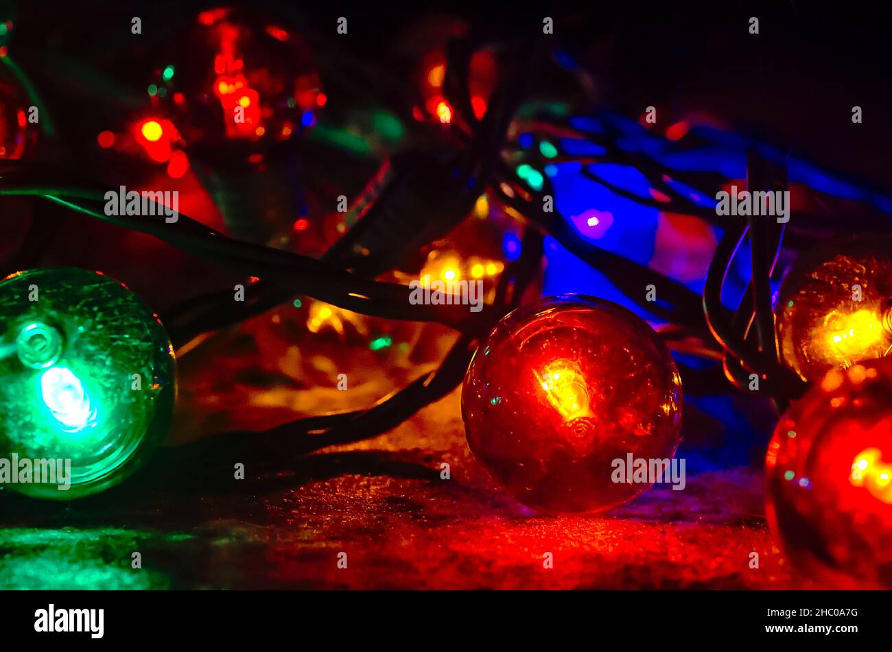Luces de globo coloreadas yacían sobre una mesa, 27 de diciembre de 2017, en Coden, Alabama. Las luces de cadenas de estilo globo se pueden utilizar en el interior o en el exterior para conseguir un toque festivo. Foto de stock