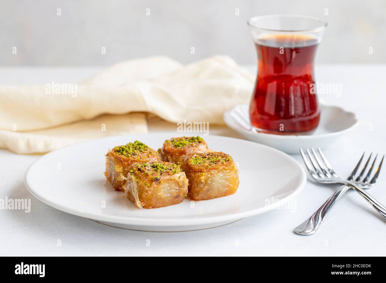 Postre de baklava pistacho sobre fondo blanco. Concepto de postre dulce turco. Plato de baklava pistacho. Sherbet panadería mediterránea dulce. Cerrar Foto de stock