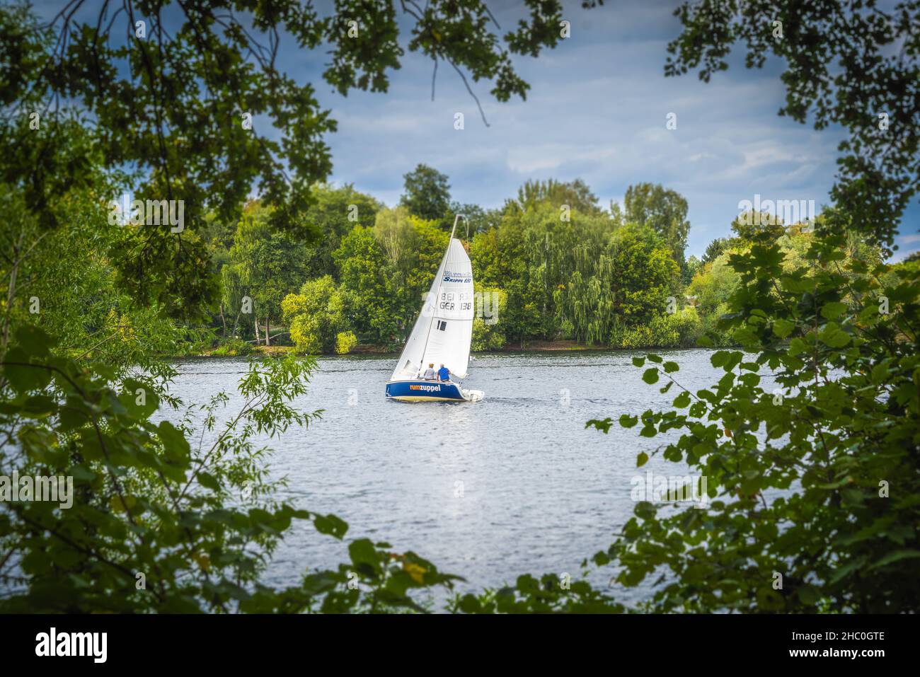 Barcos de vela en el lago Wannsee cerca de Potsdam Foto de stock