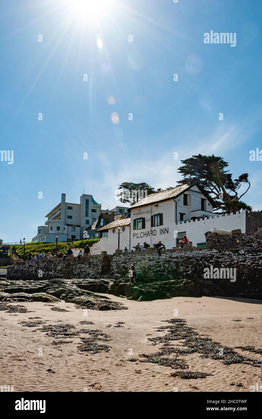 Reino Unido, Inglaterra, Devonshire, Bigbury-on-Sea, Burgh Island hotel art deco y Pilchard Inn junto a la playa. Foto de stock