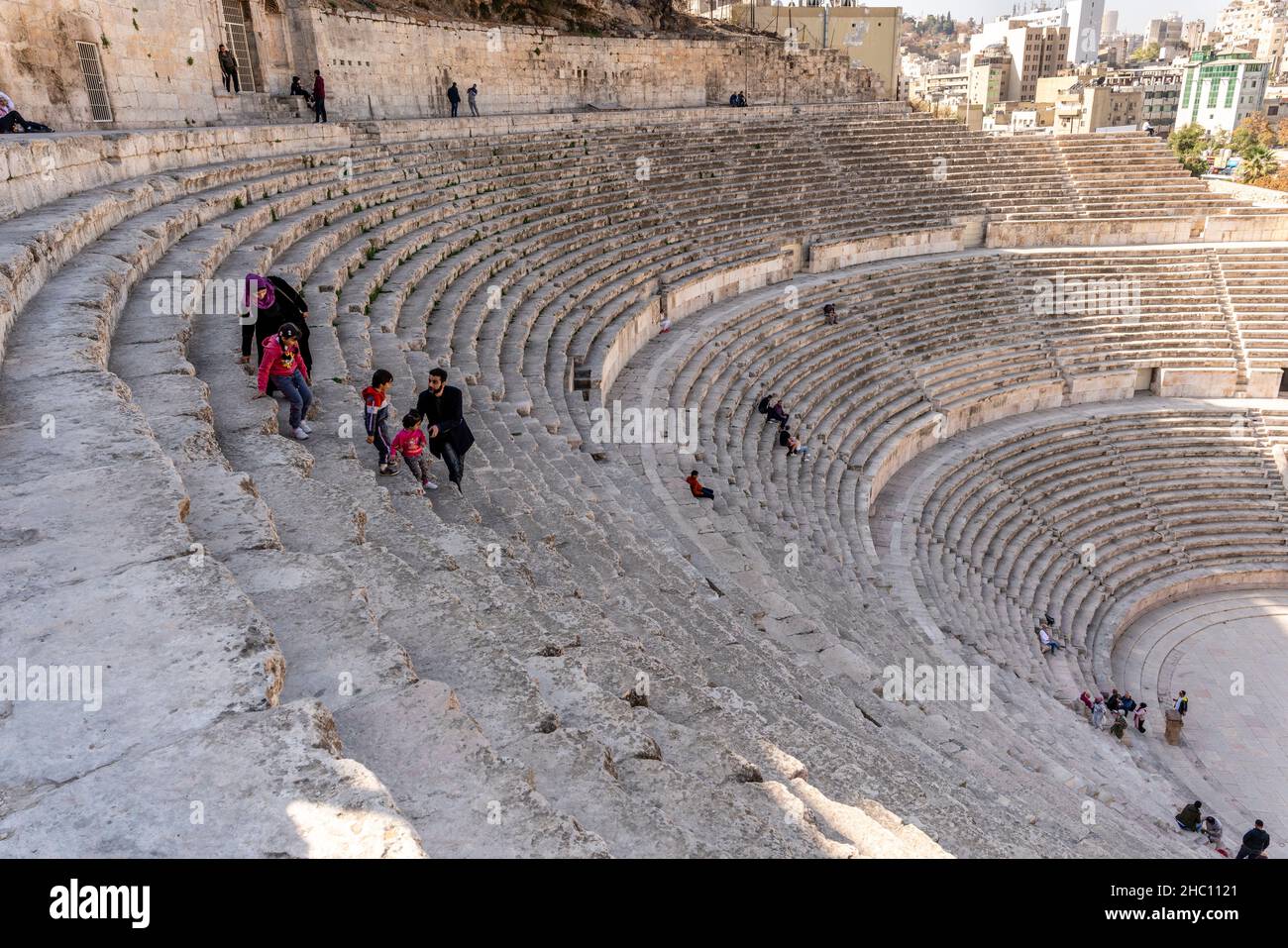 Visitantes en el Teatro Romano, Ammán, Jordania. Foto de stock