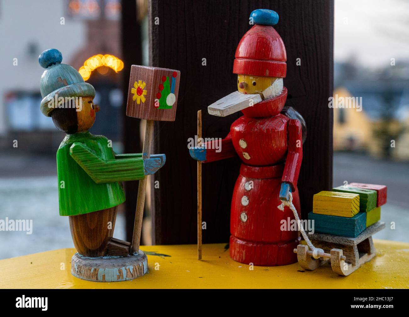 Seiffen, Alemania. 22nd de Dic de 2021. Figuras de juguete de madera se  encuentran en un buzón de la lista de deseos en frente del ayuntamiento. El  pueblo de juguetes en el