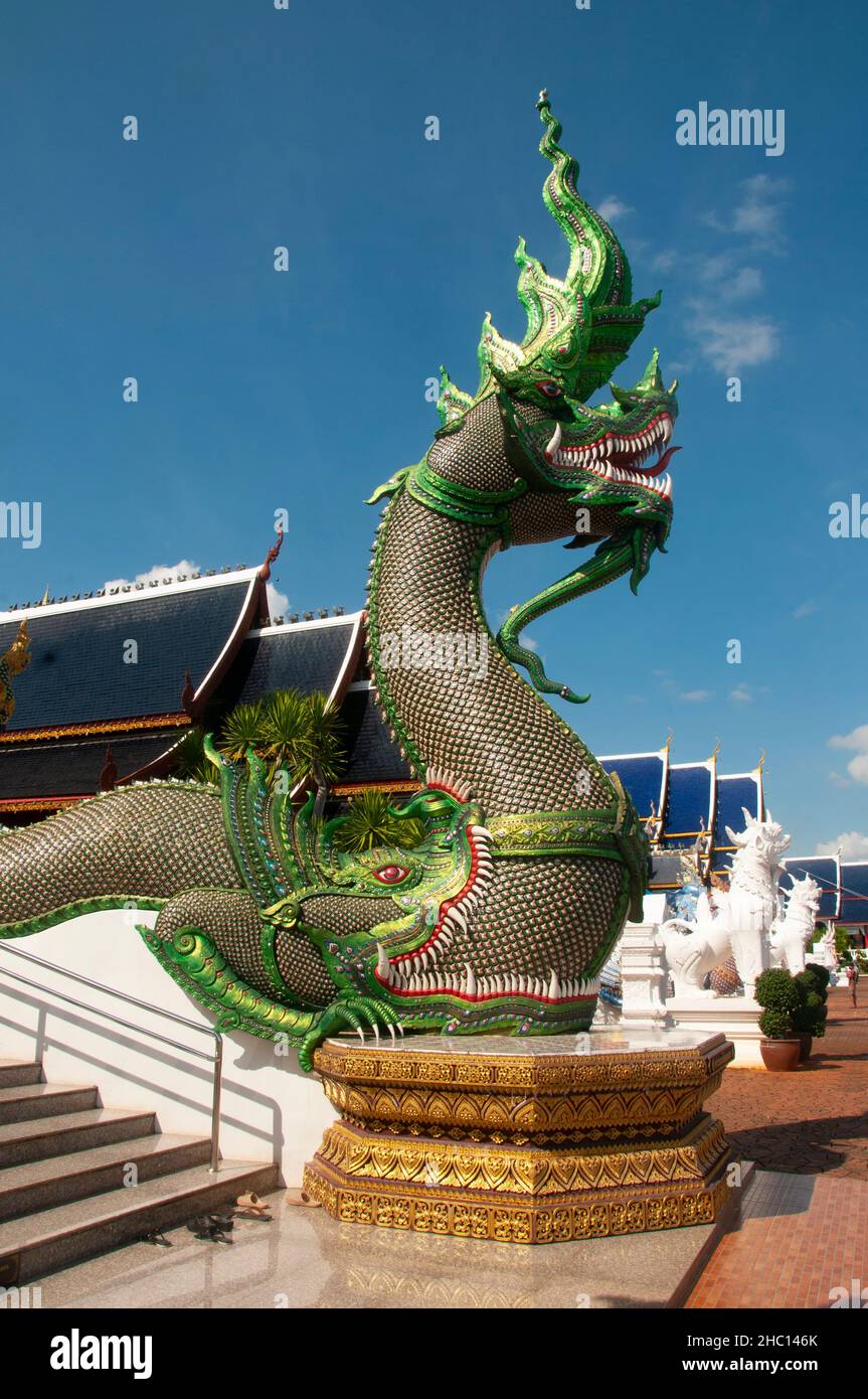 Tailandia: Una naga (serpiente mítica) emerge de la boca de un makara (criatura marina mítica), Wat Ban Den, Ban Inthain, distrito de Mae Taeng, Chiang Mai. Wat Ban Den, también conocido como Wat Bandensali Si Mueang Kaen, es un gran complejo de templos budistas al norte de la ciudad de Chiang Mai, en el norte de Tailandia. Foto de stock