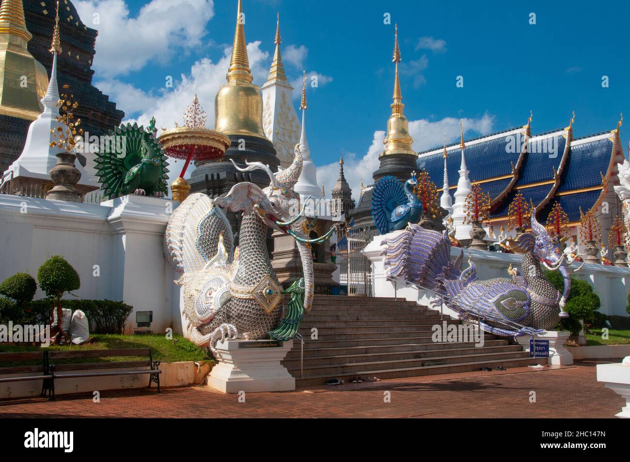 Tailandia: Hatsadiling (medio pájaro, medio elefante) en Wat Ban Den, Ban Intakin, distrito de Mae Taeng, Chiang Mai. Wat Ban Den, también conocido como Wat Bandensali Si Mueang Kaen, es un gran complejo de templos budistas al norte de la ciudad de Chiang Mai, en el norte de Tailandia. Foto de stock