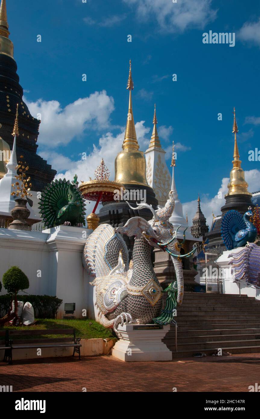 Tailandia: Hatsadiling (medio pájaro, medio elefante) en Wat Ban Den, Ban Intakin, distrito de Mae Taeng, Chiang Mai. Wat Ban Den, también conocido como Wat Bandensali Si Mueang Kaen, es un gran complejo de templos budistas al norte de la ciudad de Chiang Mai, en el norte de Tailandia. Foto de stock