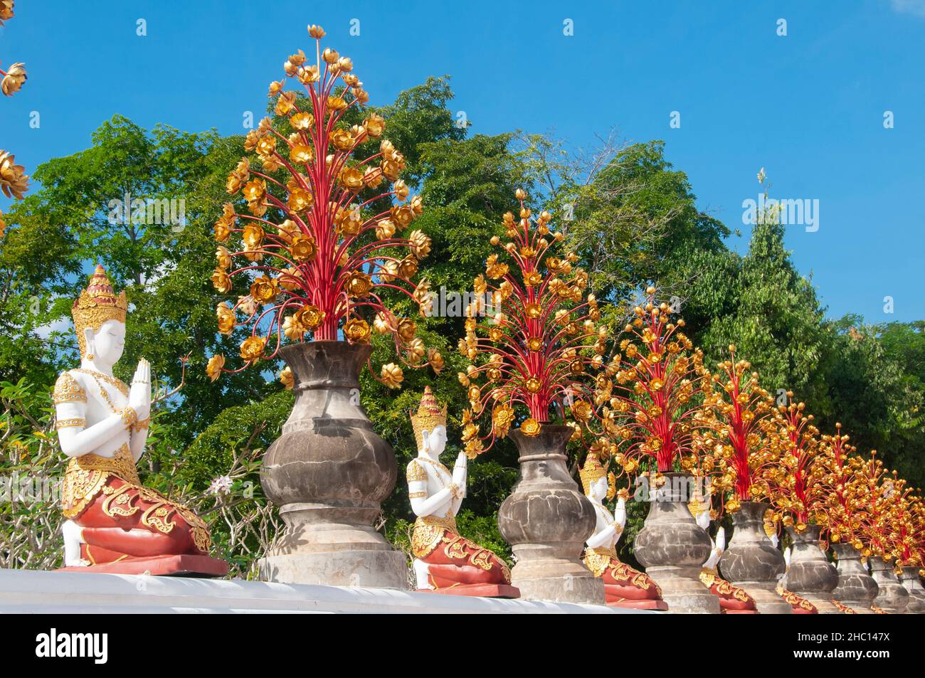 Tailandia: Wat Ban Den, Ban Inthain, distrito de Mae Taeng, Chiang Mai. Wat Ban Den, también conocido como Wat Bandensali Si Mueang Kaen, es un gran complejo de templos budistas al norte de la ciudad de Chiang Mai, en el norte de Tailandia. Foto de stock
