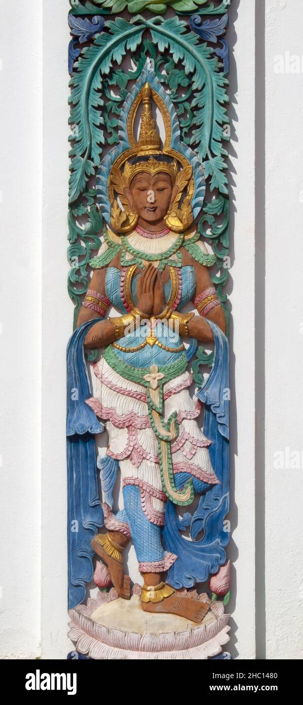 Tailandia: Relevo del bailarín del templo, Wat Ban Den, Ban Inthain, distrito de Mae Taeng, Chiang Mai. Wat Ban Den, también conocido como Wat Bandensali Si Mueang Kaen, es un gran complejo de templos budistas al norte de la ciudad de Chiang Mai, en el norte de Tailandia. Foto de stock