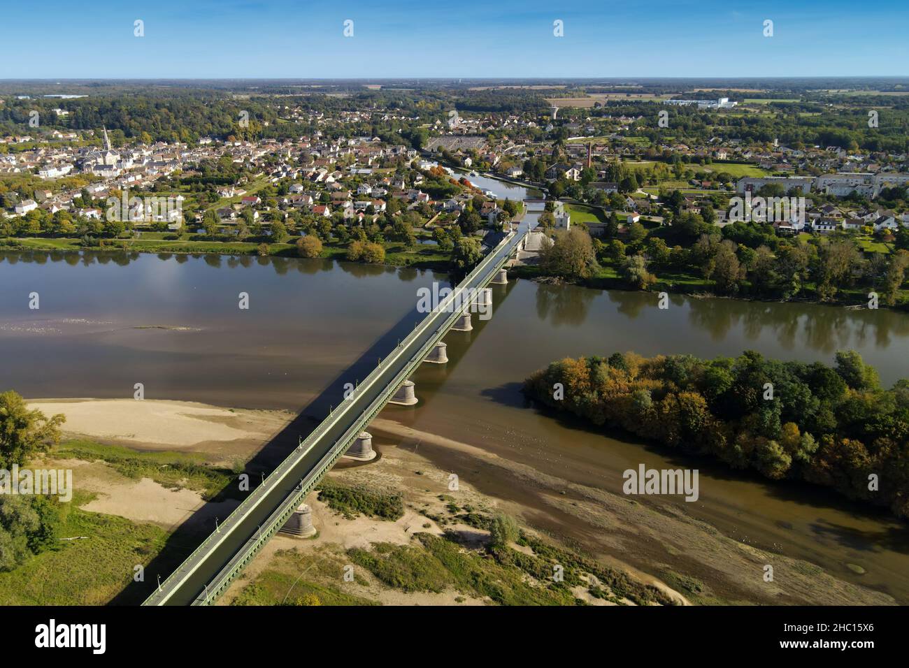 Vista aérea de la ciidad francesa Briare y el famoso acueducto que lleva el canal sobre el río Loira en su viaje al Sena. Foto de stock