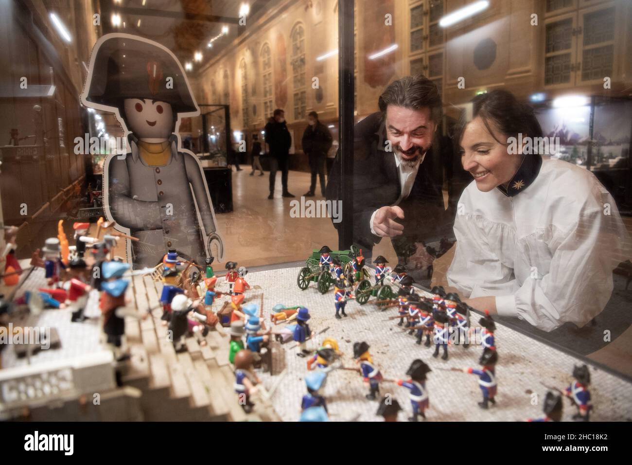 El príncipe Joachim Murat y su esposa la princesa Yasmine Murat visitan la  exposición Playmobil en los Inválidos: En avant Napoleon en el Museo del  Ejército, exposición producida por Dominique Bethune, el