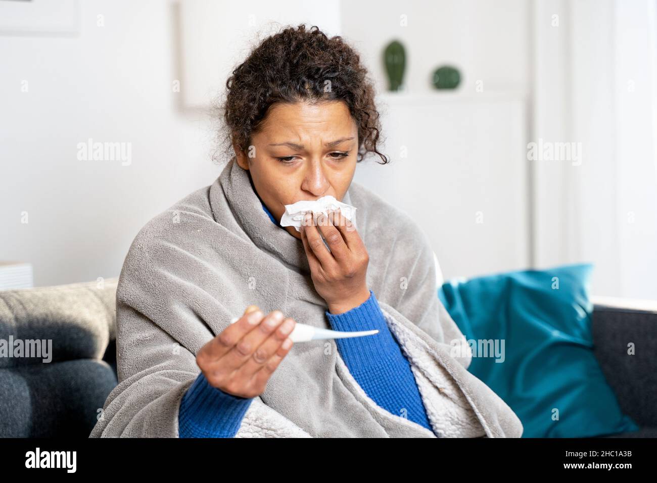 Retrato de una mujer negra que sufre de resfriado y gripe en casa Foto de stock