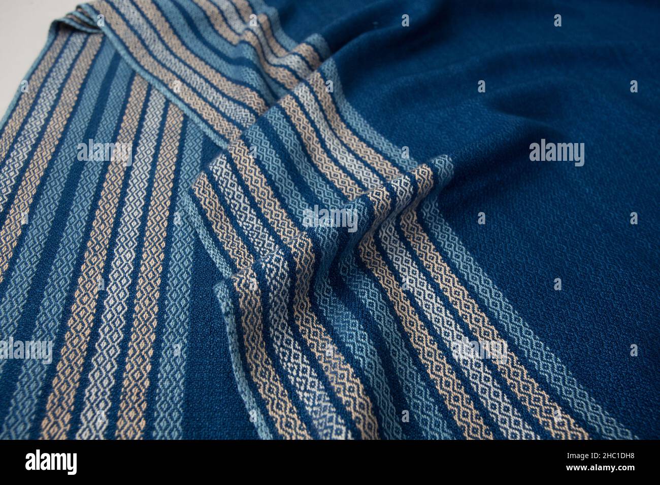Primer plano de textura de mantón de rayas tejidas a mano, algodón tailandés teñido indigo Foto de stock