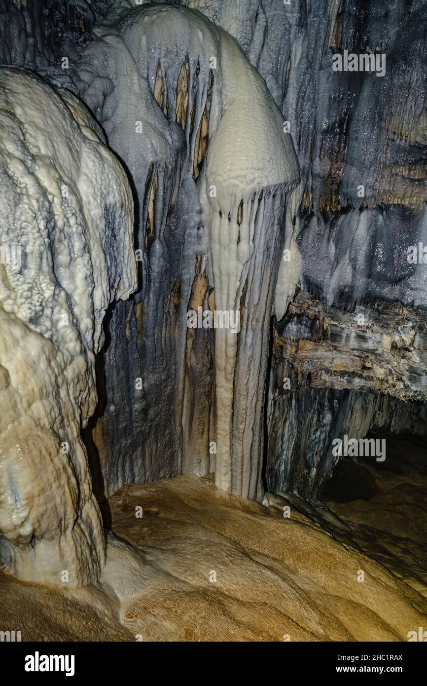Formaciones de piedra (carbonato de calcio) en la cueva de Spar cerca de Elgol en la isla de Skye, Escocia. Foto de stock