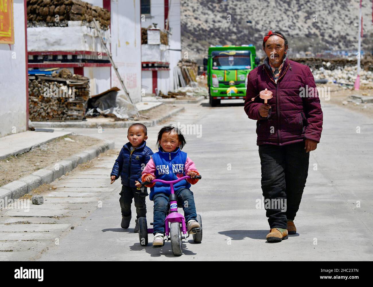 (211218) -- LHASA, 18 de diciembre de 2021 (Xinhua) -- Losang Dorje camina con sus bisnietos en Xigaze, Región Autónoma del Tíbet, al suroeste de China, 24 de abril de 2021. Nacido en 1942, Losang Dorje fue un porteador de su propietario de serf, transfiriendo bienes como la sal. Caminaría 30 kilómetros mientras soportaba 50 kilogramos de mercancías y sería sometido a un choque si no llegase a tiempo.En 1959, se inició la reforma democrática y finalmente se abolió la servidumbre feudal en el Tíbet. Un millón de siervos y esclavos fueron emancipados. 'Después de la reforma democrática, mi familia recibió yaks. Y tengo un trabajo que traer Foto de stock