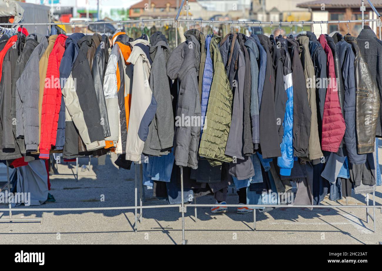 Intestinos preparar Acelerar Abrigos y chaquetas de ropa de invierno en el mercadillo al aire libre  Fotografía de stock - Alamy