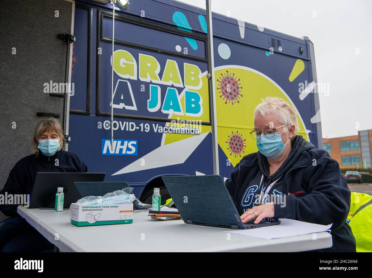 Slough, Berkshire, Reino Unido. 23rd de diciembre de 2021. Un autobús NHS Grab a JAB estaba de vuelta en Slough hoy haciendo vacunas Covid-19 y jabs de refuerzo. El número de casos de Covid-19 positivos alcanzó un máximo de todos los tiempos en el Reino Unido esta semana, ya que el Covid-19 de Omicn infecta a personas en todo el Reino Unido. Crédito: Maureen McLean/Alamy Live News Foto de stock