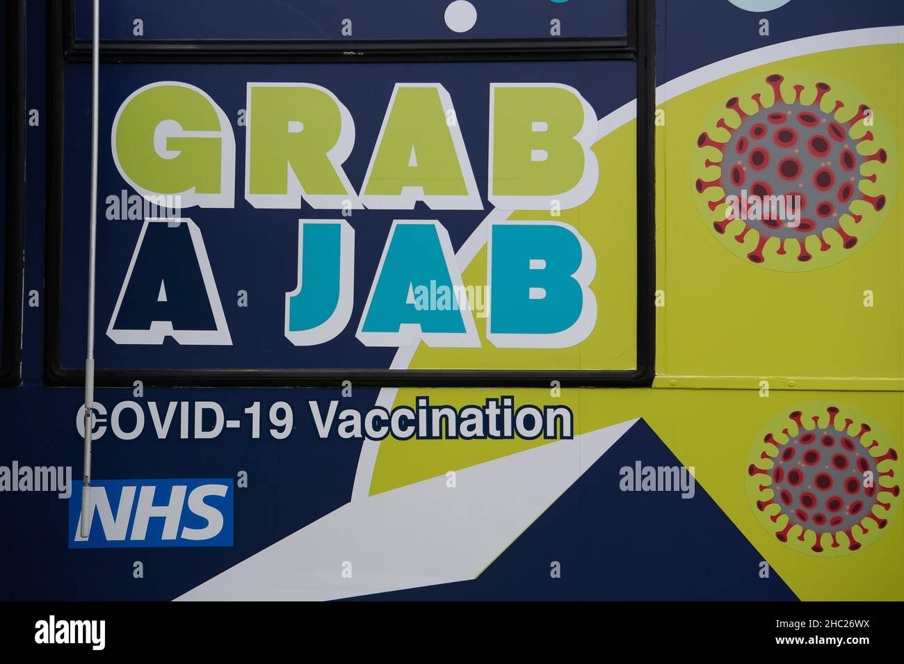 Slough, Berkshire, Reino Unido. 23rd de diciembre de 2021. Un autobús NHS Grab a JAB estaba de vuelta en Slough hoy haciendo vacunas Covid-19 y jabs de refuerzo. El número de casos de Covid-19 positivos alcanzó un máximo de todos los tiempos en el Reino Unido esta semana, ya que el Covid-19 de Omicn infecta a personas en todo el Reino Unido. Crédito: Maureen McLean/Alamy Live News Foto de stock